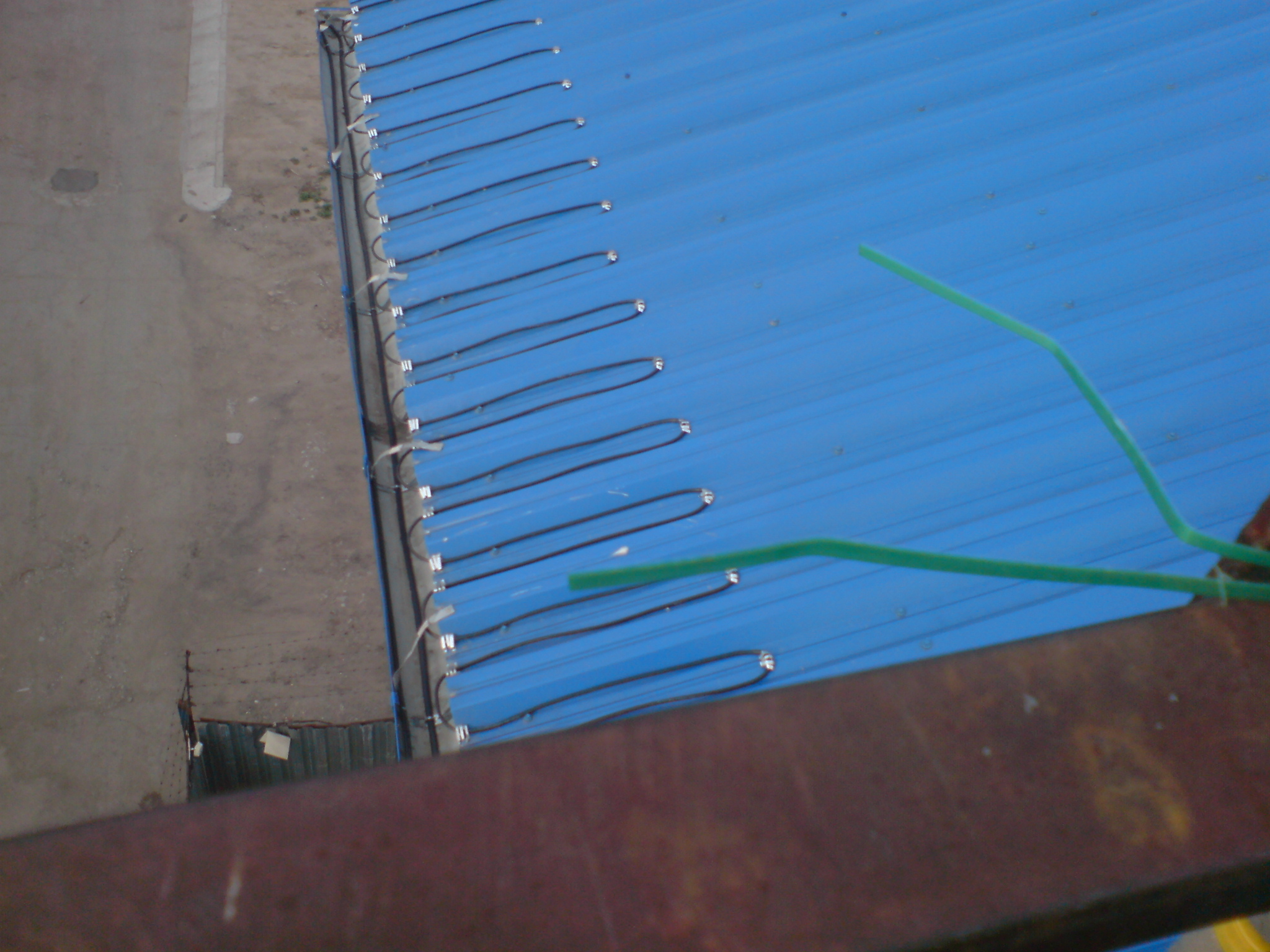 кабель на крыше из профнастила